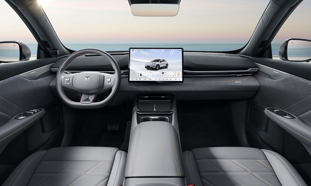 Vista interior de SUV REEV Deepal S05 con interior de lujo.