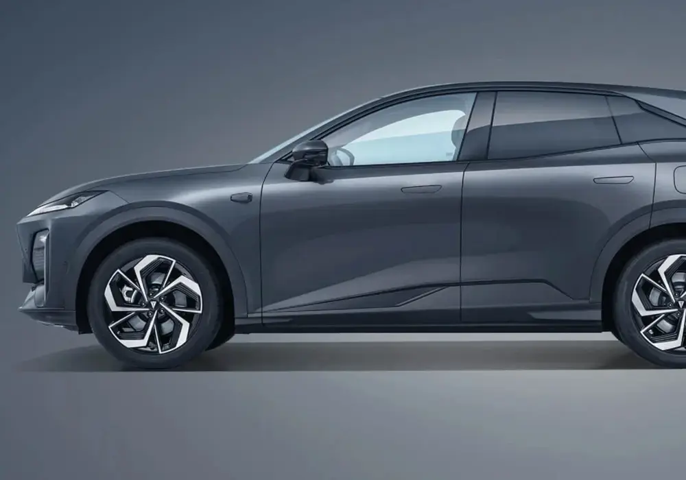 SUV híbrido eléctrico Deepal S07 color gris oscuro