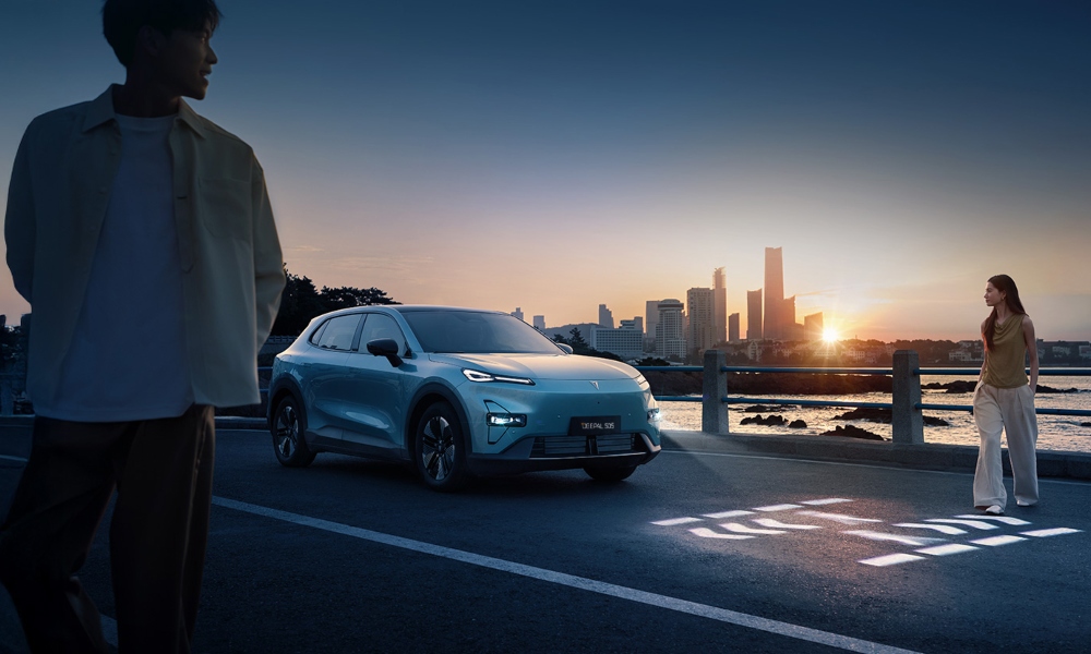 SUV&nbsp;hibrido eléctrico&nbsp;Deepal&nbsp;S05 siendo conducido por calles de la ciudad con transeúntes.