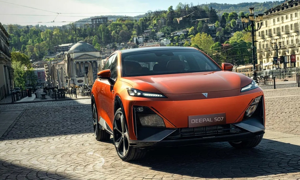 SUV hibrido eléctrico Deepal S07 color naranja siendo conducido por calles empedradas.