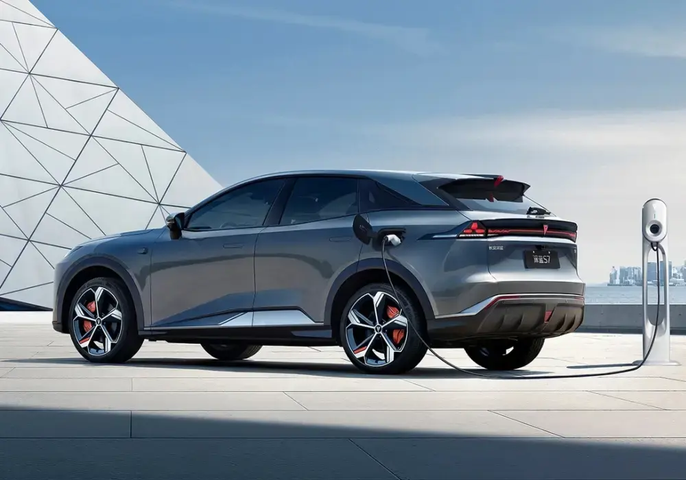 SUV híbrido eléctrico Deepal S07 color gris