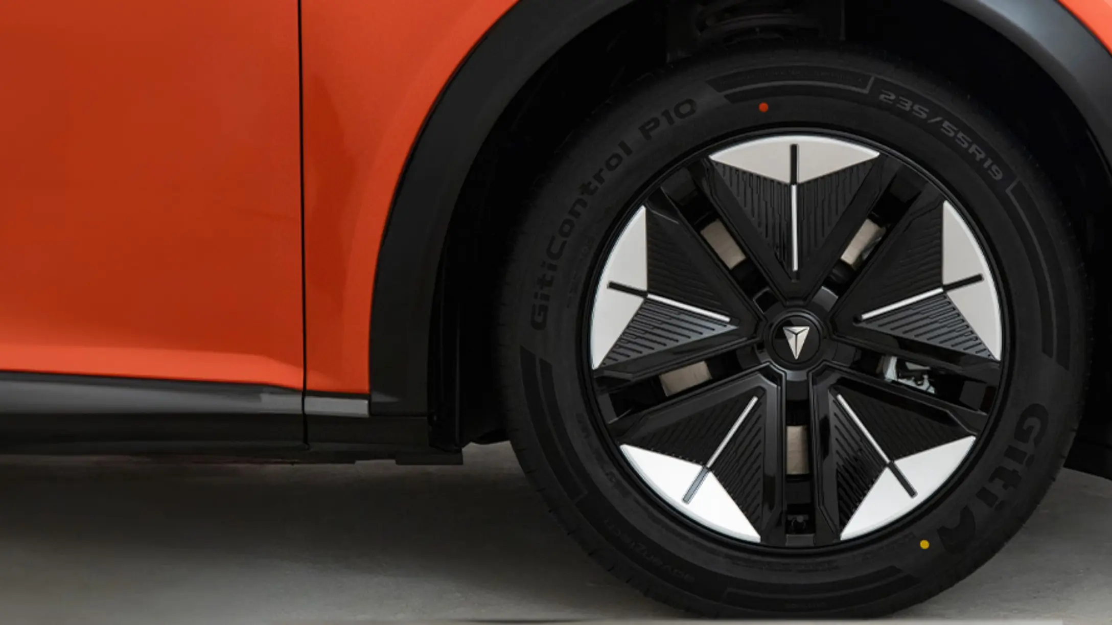 Neumático de un vehículo híbrido eléctrico enchufable Deepal S07 