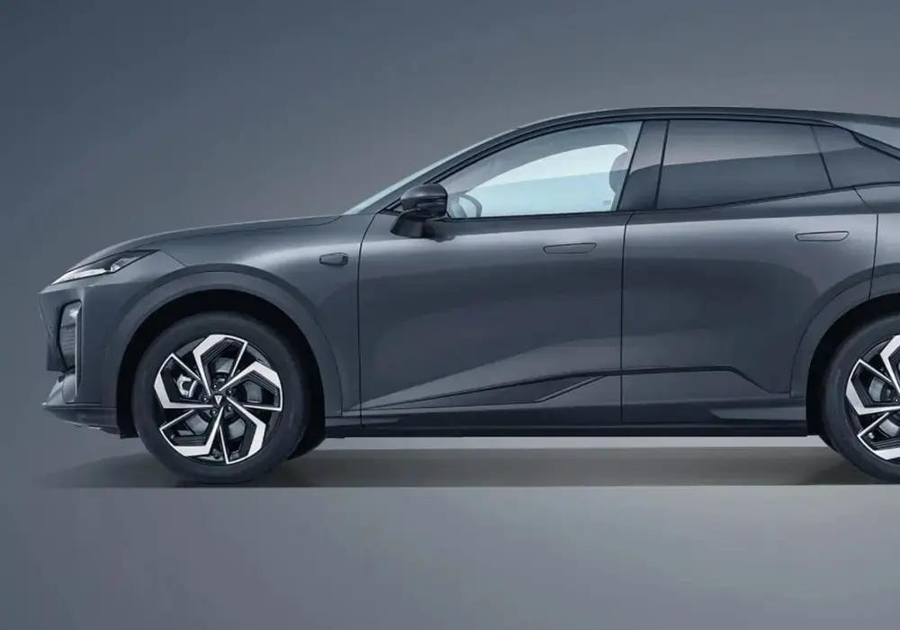 Vista lateral de un SUV híbrido eléctrico Deepal S07